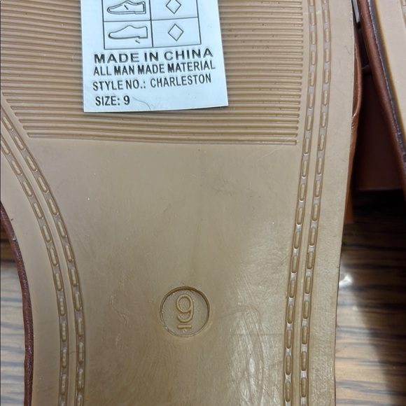 Elegant Brown Sandals with Gold Accents - Picture 4 of 4